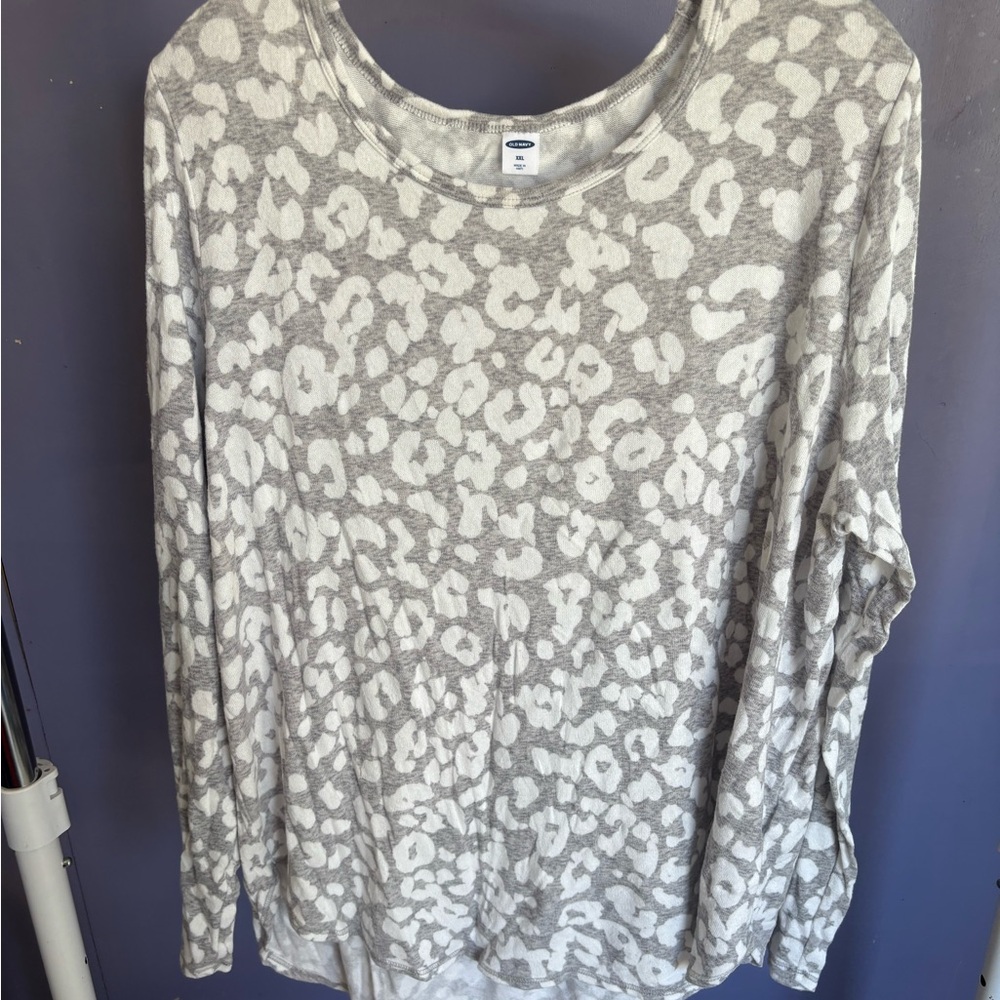 Old Navy Gray and White Leopard Print Long Sleeve Top